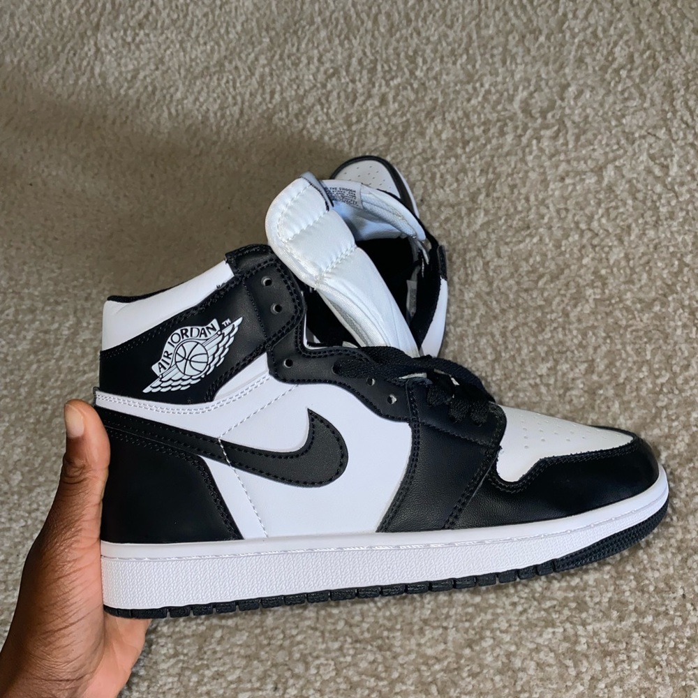 Nike high top jordan 1 black and white